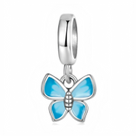 Ce charm pendant en argent 925 met en scène un petit papillon stylisé aux ailes bien dessinées, entièrement remplies d’un émail bleu vif légèrement dégradé vers le centre. Le corps segmenté argenté apporte du relief, tandis que la bélière lisse et épurée laisse toute la lumière se refléter sur le métal.

Caractéristiques :

- Matière : Argent 925 avec émail bleu.
- Design : Papillon mini pendu à une bélière lisse, ailes pleines au contour argenté.
- Coloris : Argent brillant, bleu ciel lumineux.
- Compatibi