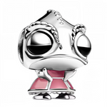 Ce charm incarne Pascal, le caméléon emblématique du film Raiponce (Tangled). Fidèle allié à l’humour piquant, il se présente ici debout, bras croisés, regard attendri, son corps lisse d’argent poli mis en valeur par une robe rose satinée. Parfait pour compléter un ensemble Disney ou pour offrir à tout amoureux de l’univers des Princesses, il rappelle la confiance, la fantaisie et le courage partagés dans les grandes aventures.