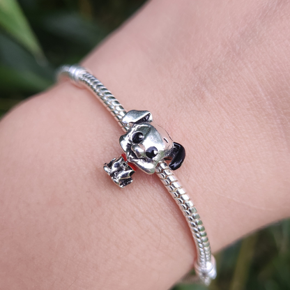 Ajoutez une touche de fun et de fidélité à votre collection avec ce charm représentant Patch, le chiot espiègle des 101 Dalmatiens. Fabriqué en argent sterling 925, ce charm de haute qualité est compatible avec tous les bracelets Pandora, garantissant une intégration parfaite à votre bijou préféré. Parfait pour les fans de 101 Dalmatiens et de l'univers Disney, ce charm capture l'esprit aventurier et l'adorable personnalité de Patch avec des détails minutieusement travaillés, ajoutant une note de charme et 