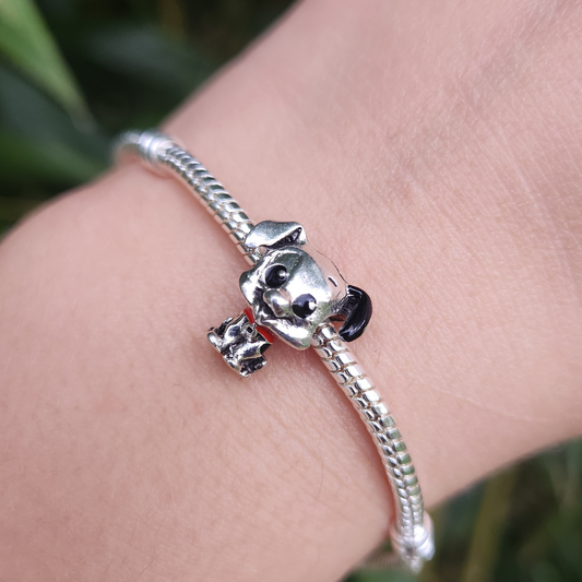 Ajoutez une touche de fun et de fidélité à votre collection avec ce charm représentant Patch, le chiot espiègle des 101 Dalmatiens. Fabriqué en argent sterling 925, ce charm de haute qualité est compatible avec tous les bracelets Pandora, garantissant une intégration parfaite à votre bijou préféré. Parfait pour les fans de 101 Dalmatiens et de l'univers Disney, ce charm capture l'esprit aventurier et l'adorable personnalité de Patch avec des détails minutieusement travaillés, ajoutant une note de charme et 