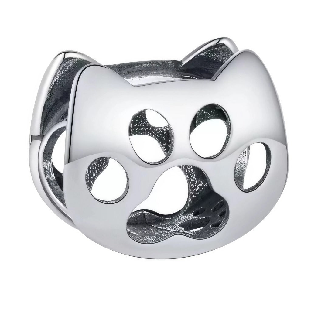 Ce charm tout en douceur met à l’honneur l’univers animalier avec sa patte finement ajourée. Conçu en argent sterling 925, il séduit par sa brillance miroir et s’adapte à tous les bracelets à charms européens. Minimaliste mais expressif, il incarne l’amour inconditionnel pour nos compagnons à quatre pattes et s’impose comme un incontournable de toute collection.