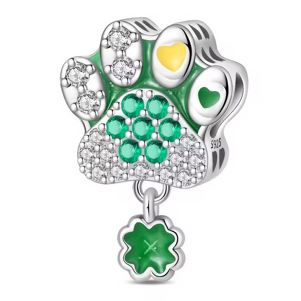 Ce charm porte‑bonheur présente une large patte de chien verte ornée de cœurs jaunes et verts, parsemée de zircons verts et diamants blancs étincelants, avec un petit trèfle vert suspendu en dessous. Les détails émaillés et ciselés créent un effet luxueux et joyeux, mêlant tendresse animale à symboles de chance. Idéal pour les amoureux des chiens et de la chance irlandaise, il illumine les bracelets d’une énergie positive festive.

Caractéristiques :

Matière : Argent 925 (S925) avec émail vert, zircons ver