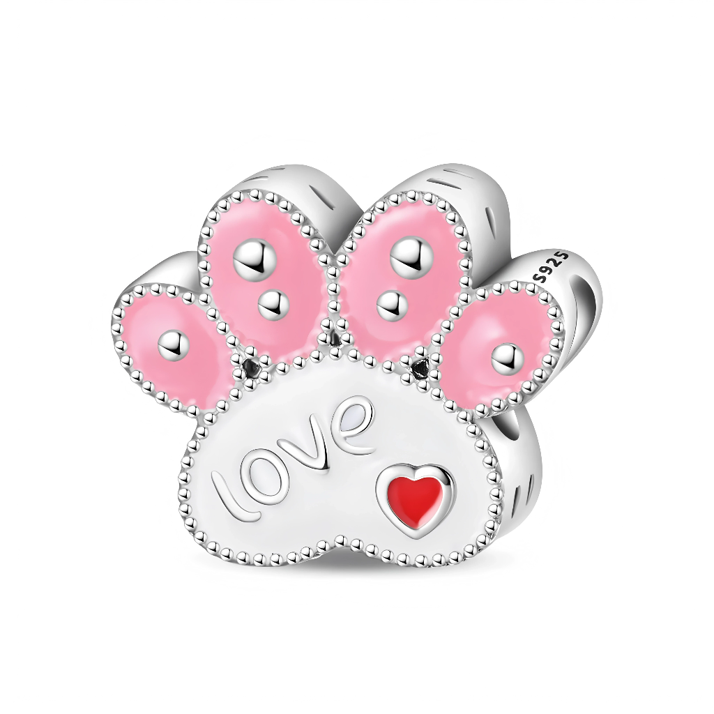 Charm patte de chien/chat en Argent 925, avec coussinets roses et cœur rouge, idéal pour les amoureux de leurs compagnons à quatre pattes. Il se glisse facilement sur un bracelet type Pandora pour symboliser un animal de compagnie ou l’amour inconditionnel qu’il représente.