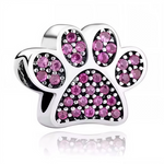 Offrez une note pétillante et affectueuse à votre bracelet avec ce charm patte de chien argentée orné de cristaux roses scintillants ! Sa silhouette raffinée et le pavage rose sur chaque coussinet séduisent tous les amoureux des animaux et amateurs de bijoux tendance. À collectionner ou à offrir comme symbole doux et joyeux pour les passionnés de chiens.