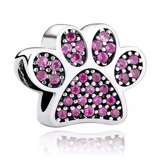 Offrez une note pétillante et affectueuse à votre bracelet avec ce charm patte de chien argentée orné de cristaux roses scintillants ! Sa silhouette raffinée et le pavage rose sur chaque coussinet séduisent tous les amoureux des animaux et amateurs de bijoux tendance. À collectionner ou à offrir comme symbole doux et joyeux pour les passionnés de chiens.