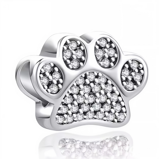 Affichez toute votre tendresse et élégance avec ce charm patte de chien réalisé en Argent 925 (S925), délicatement pavé de cristaux blancs scintillants ! Ce bijou raffiné et lumineux est le choix idéal pour sublimer votre bracelet, que ce soit en clin d’œil à votre compagnon à quatre pattes ou pour ajouter une touche précieuse et intemporelle à votre collection.