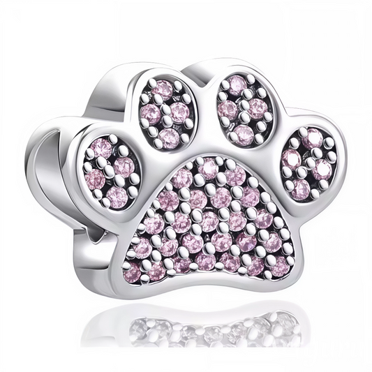 Affichez votre amour des animaux avec élégance grâce à ce charm en forme de patte de chien, réalisé en Argent 925 (S925) et serti de cristaux rose clair scintillants ! Son design raffiné et ses finitions lumineuses apportent une touche tendre et moderne à votre bracelet, idéal pour les passionnés de chiens et les amateurs de bijoux précieux.