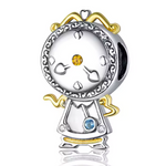 Ce charm rétro sophistiqué reproduit un pendule rond cadran blanc aux aiguilles stylisées, cadre ciselé motifs floraux, socle et jambes galbées avec cristaux bleu jaune étincelants. Les volutes dorées dynamiques et détails texturés évoquent élégance classique du pendentif. Symbole de moments précieux et tempo intemporel, il rythme les bracelets d'une mélodie vintage raffinée.

Caractéristiques

Matière : Argent 925 avec plaquage doré et cristaux bleu jaune.
Design : Pendule cadran aiguilles ciselures, jambe