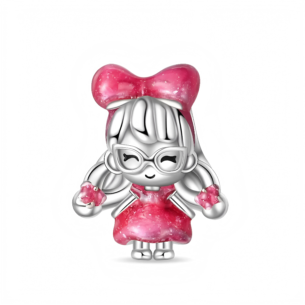 Ce charm en argent 925 représente une petite fille stylisée au look de princesse moderne, avec de longues couettes, de grandes lunettes rondes et un large sourire. Elle porte un énorme nœud rose pailleté dans les cheveux, une robe évasée assortie et tient dans chaque main une petite étoile rose scintillante, pour une allure joyeuse et girly.

Caractéristiques :

- Matière : Argent 925 avec émail rose pailleté.
- Design : Fillette en robe, lunettes rondes, grand nœud et étoiles dans les mains.
- Coloris : Ar
