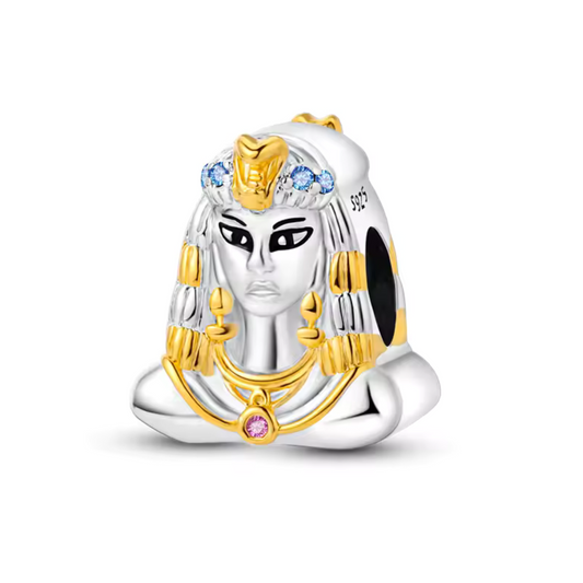 Emportez un symbole d'histoire ancienne avec ce Charm - Pharaon d'Égypte, en argent sterling S925. Ce charm détaillé incarne la majesté des pharaons égyptiens, évoquant la grandeur des pyramides et les mystères des civilisations anciennes. Idéal pour les passionnés d'histoire et de culture, ce charm ajoute une touche de royauté et de mystère à votre collection.