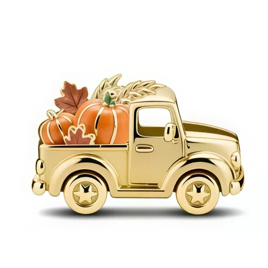 Ce charm en métal doré figure un petit pick-up rétro, aux lignes arrondies et aux roues décorées d’étoiles, chargé de citrouilles orange bien dodues. À l’arrière, des feuilles et épis dorés complètent la scène et évoquent les récoltes d’automne et les balades en campagne.

Caractéristiques :

- Matière : Alliage doré avec émaux orange, vert et brun.
- Design : Camion pick-up stylisé transportant citrouilles, feuilles et épis.
- Coloris : Doré lumineux, orange chaud, touches de vert et de brun.
- Compatibili