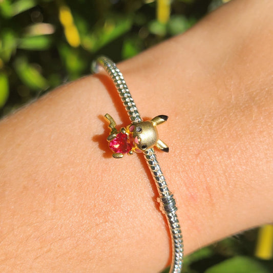Ajoutez une touche de mignonnerie électrique et de nostalgie à votre collection avec ce charm représentant Pikachu, l'adorable Pokémon emblématique. Fabriqué en argent sterling 925, ce charm de haute qualité est compatible avec tous les bracelets Pandora, garantissant une intégration parfaite à votre bijou préféré. Parfait pour les fans de Pikachu et de l'univers Pokémon, ce charm capture l'énergie joyeuse et l'esprit espiègle de Pikachu avec des détails minutieusement travaillés, ajoutant une note de charm