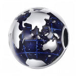 Ce charm sphérique rend hommage à la beauté de notre planète avec un motif de globe délicatement émaillé en bleu et argent. En argent sterling 925, chaque continent ressort en relief et capte la lumière, tandis que les nuances bleues illustrent les océans avec réalisme et éclat. Un bijou universel, parfait pour les amoureux de voyages, de nature ou pour porter un message d’unité à travers le monde.