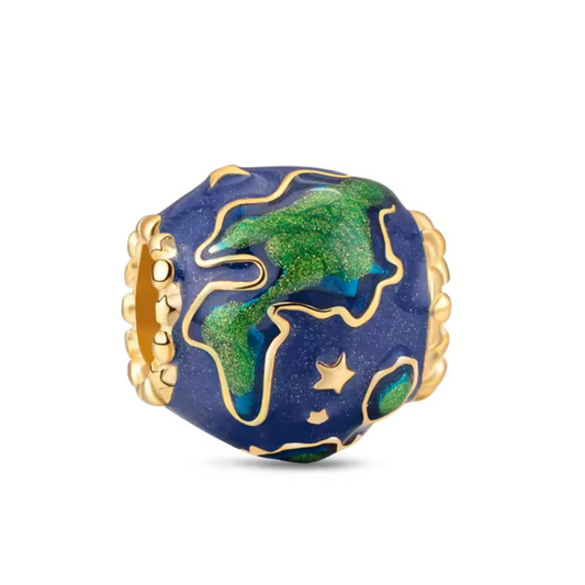 Explorez le monde avec style grâce à ce charm représentant la Planète Terre, un hommage parfait à l'esprit d'aventure et de découverte. Conçu en argent sterling S925, ce charm capture les détails fascinants de notre planète, avec une finition éclatante qui met en valeur les continents et les océans.

Le design élégant et détaillé de la Planète Terre est idéal pour les amateurs de voyages et ceux qui aiment explorer de nouveaux horizons. Compatible avec les bracelets Pandora, ce charm apportera une touche de