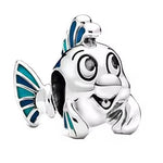 Charm élégant en forme de Polochon, avec une finition soignée et des détails qui rappellent son univers marin. Son design mignon et reconnaissable lui donne un style doux et original, parfait pour un bijou Disney délicat et plein de charme.

Caractéristiques :

- Matière : Argent 925 avec détails colorés.
- Design : Polochon stylisé en pendentif.
- Style : Bijou Disney, mignon et original
- Symbolique : Amitié, douceur, mer, univers de La Petite Sirène.
- Compatibilité : Charm à ajouter sur bracelet ou coll