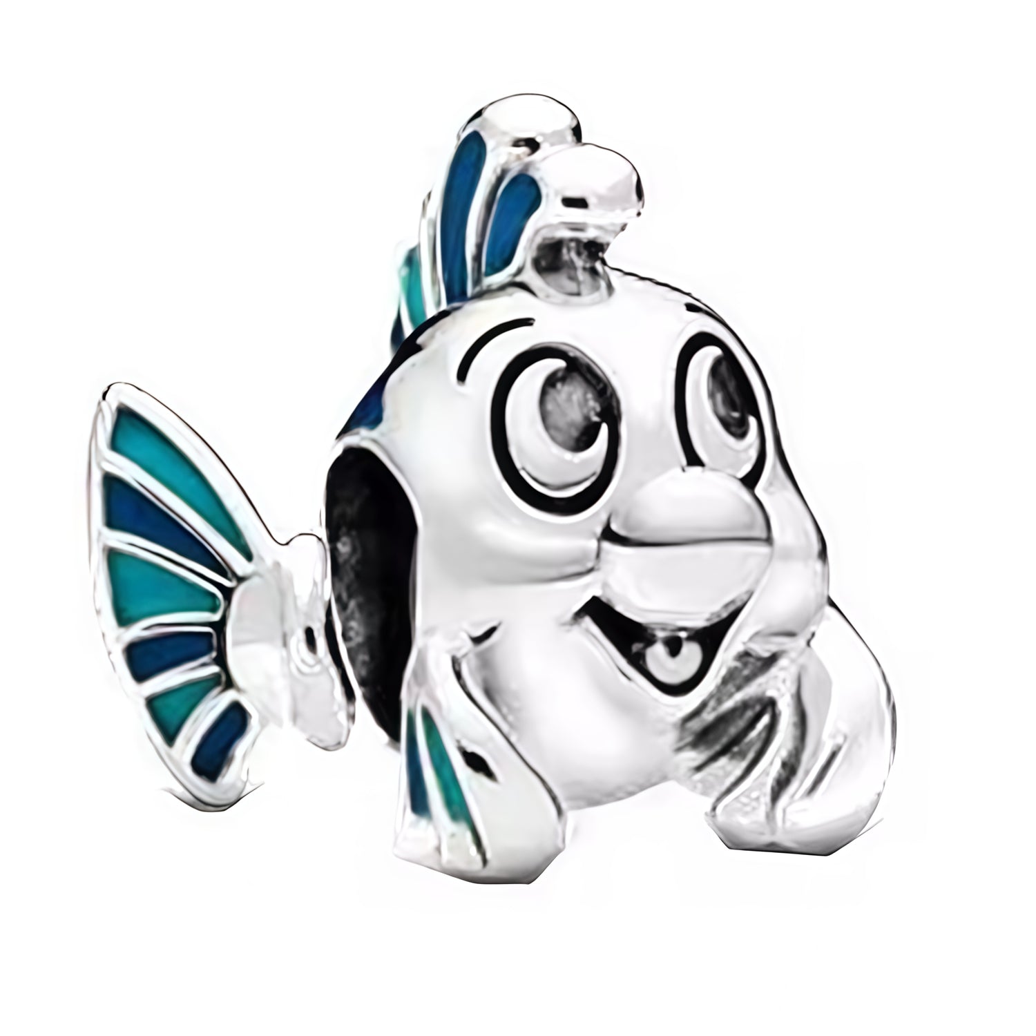 Charm élégant en forme de Polochon, avec une finition soignée et des détails qui rappellent son univers marin. Son design mignon et reconnaissable lui donne un style doux et original, parfait pour un bijou Disney délicat et plein de charme.

Caractéristiques :

- Matière : Argent 925 avec détails colorés.
- Design : Polochon stylisé en pendentif.
- Style : Bijou Disney, mignon et original
- Symbolique : Amitié, douceur, mer, univers de La Petite Sirène.
- Compatibilité : Charm à ajouter sur bracelet ou coll
