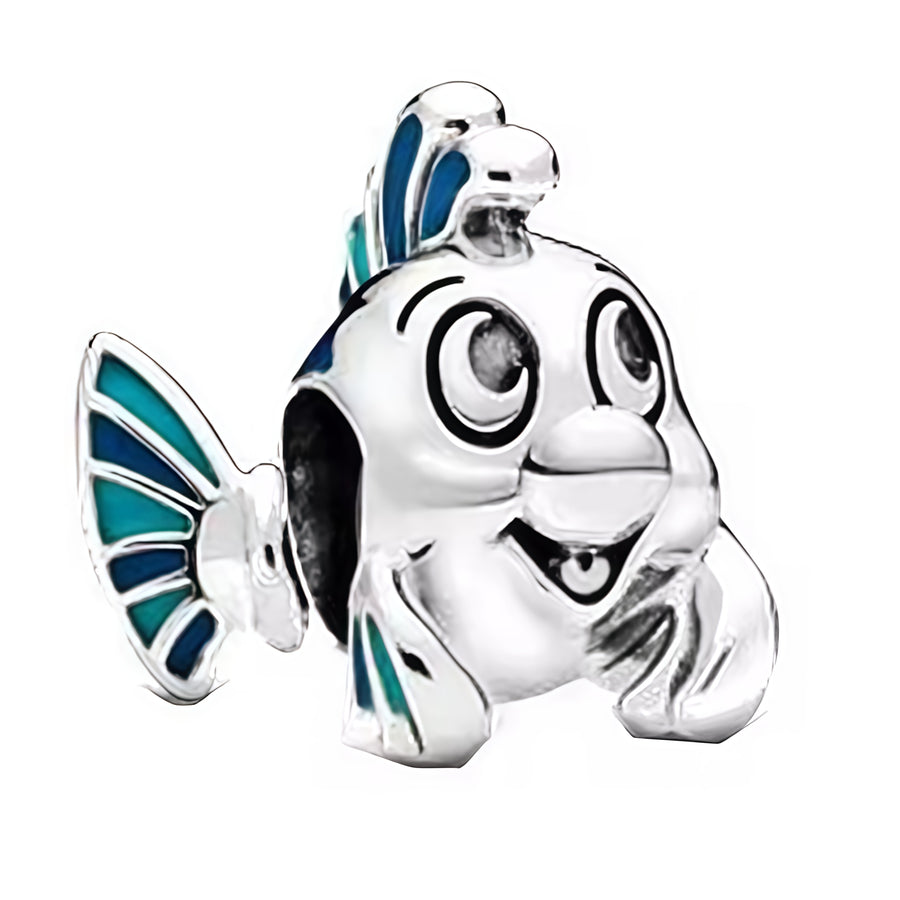 Charm élégant en forme de Polochon, avec une finition soignée et des détails qui rappellent son univers marin. Son design mignon et reconnaissable lui donne un style doux et original, parfait pour un bijou Disney délicat et plein de charme.

Caractéristiques :

- Matière : Argent 925 avec détails colorés.
- Design : Polochon stylisé en pendentif.
- Style : Bijou Disney, mignon et original
- Symbolique : Amitié, douceur, mer, univers de La Petite Sirène.
- Compatibilité : Charm à ajouter sur bracelet ou coll