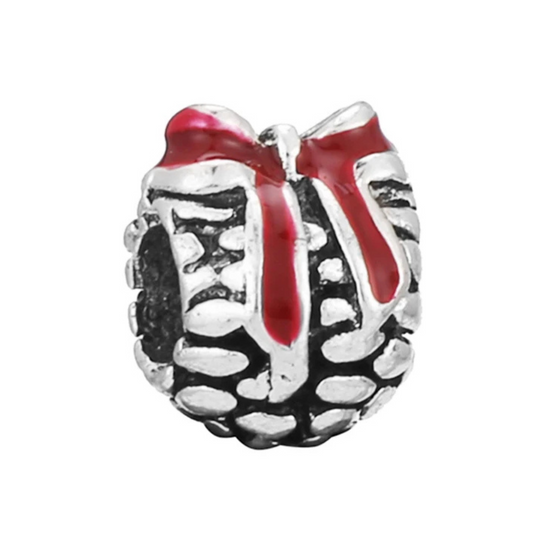 Ajoutez une touche naturelle et hivernale à votre collection avec ce charm Pomme de Pin. Confectionné en métal argenté avec des détails soigneusement ciselés, ce charm capture l’élégance d’une pomme de pin, symbole des forêts enneigées et de la saison des fêtes. Avec ses textures réalistes et son éclat argenté, ce bijou est idéal pour les amoureux de la nature et ceux qui souhaitent apporter une ambiance douce et hivernale à leur poignet. Compatible avec les bracelets Pandora, ce charm apportera une note de