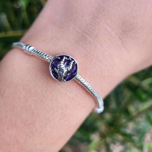 Le Charm Portrait Maléfique de Disney capture l'essence mystérieuse et puissante de l'une des méchantes les plus iconiques. Ce charm met en scène un portrait de Maléfique avec ses cornes emblématiques et son regard perçant. Idéal pour les amateurs de contes sombres et de l'univers Disney, il apporte une touche à la fois élégante et maléfique à votre collection de bijoux.