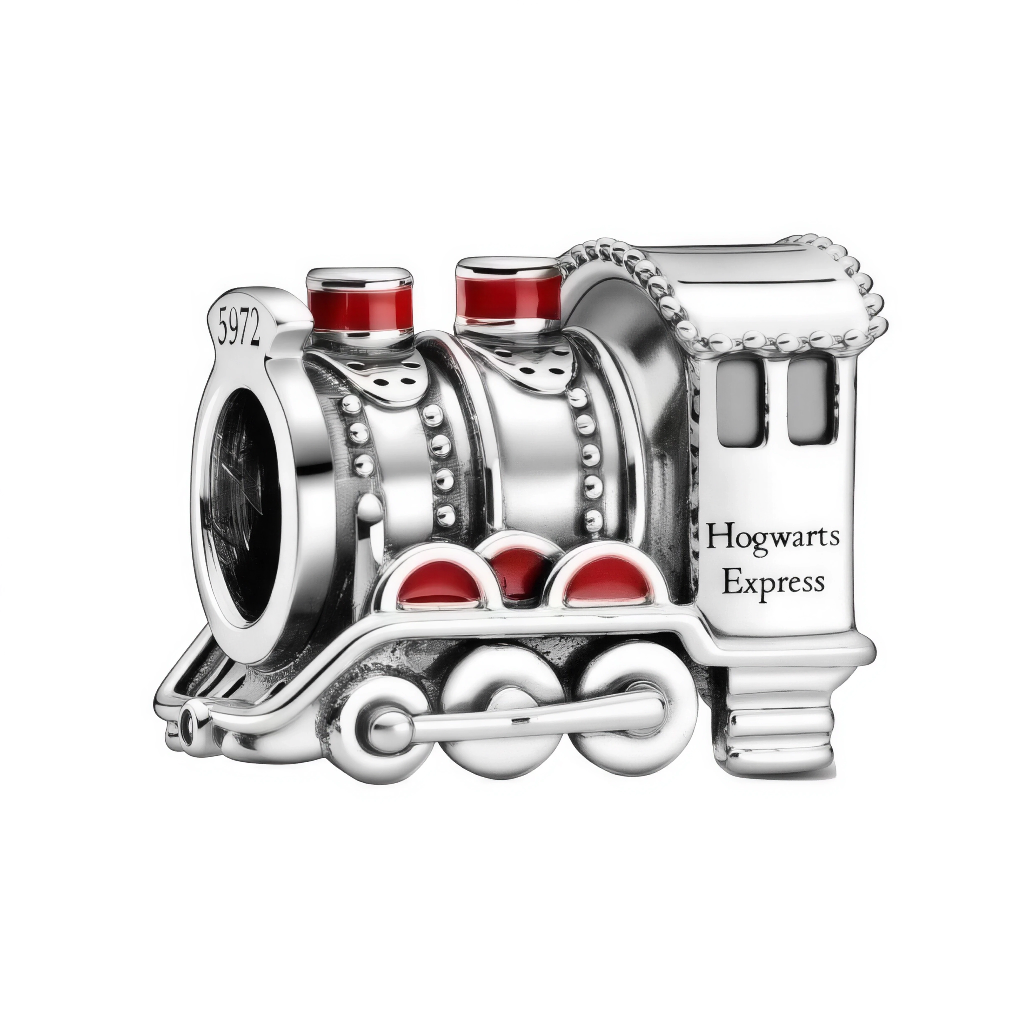 Fonce vers l'école des sorciers avec ce charm Poudlard Express Harry Potter en argent sterling 925, locomotive écarlate emblématique qui traverse la voie 9¾ depuis le quai de King's Cross. Sa cheminée fumante, ses roues dentées et son tender chargé de magie capturent le voyage initiatique vers Pré-au-Lard, rempli de Chocogrenouilles et d'amitiés naissantes. Suspendu à une bélière ronde compatible bracelets Pandora, ce bijou ferroviaire ensorcelé fait vibrer l'appel du 1er septembre à ton poignet. Poinçonné 