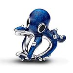 Apporte une touche marine et originale à ton bracelet avec ce charm poulpe bleu. Son design élégant et mystérieux évoque l’univers de l’océan, tout en ajoutant une note colorée et raffinée à ta collection. Un bijou plein de caractère, parfait pour les amoureux de la mer et des accessoires uniques.

Caractéristiques :

-&nbsp;Matière : Argent 925.
-&nbsp;Design : Poulpe bleu avec finition brillante et détails soignés.
-&nbsp;Dimensions : Taille délicate et confortable à porter.
-&nbsp;Style : Bijou marin, or