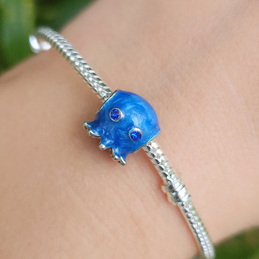 Ajoutez une touche marine et mystérieuse à votre collection de bijoux représentant un poulpe bleu. Fabriqué en argent sterling 925, ce pendentif de haute qualité est compatible avec tous les bracelets Pandora, garantissant une intégration parfaite à votre bijou préféré. Parfait pour les amoureux de l'océan et des créatures marines, ce pendentif capture l'esprit espiègle et la beauté énigmatique du poulpe avec des détails minutieusement travaillés, ajoutant une note de charme et de fraîcheur à votre collecti