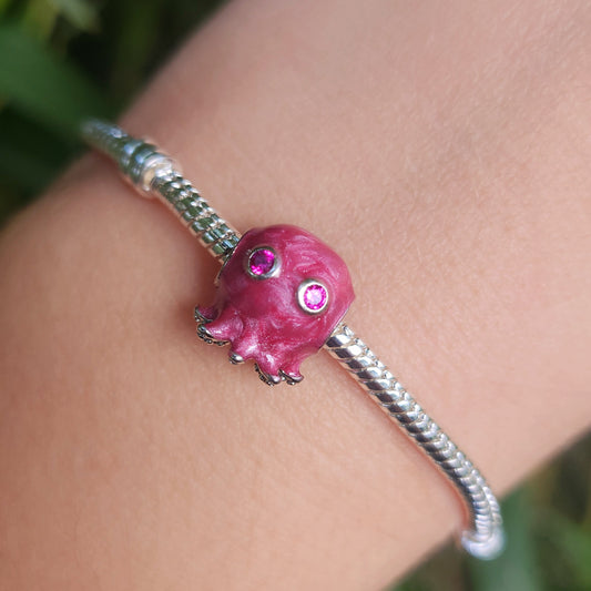 Ajoutez une touche marine et élégante à votre collection de bijoux représentant un poulpe rose. Fabriqué en argent sterling 925, ce pendentif de haute qualité est compatible avec tous les bracelets Pandora, garantissant une intégration parfaite à votre bijou préféré. Parfait pour les amoureux de l'océan et des créatures marines, ce pendentif capture l'esprit espiègle et la beauté délicate du poulpe avec des détails minutieusement travaillés, ajoutant une note de charme et de fraîcheur à votre collection.
