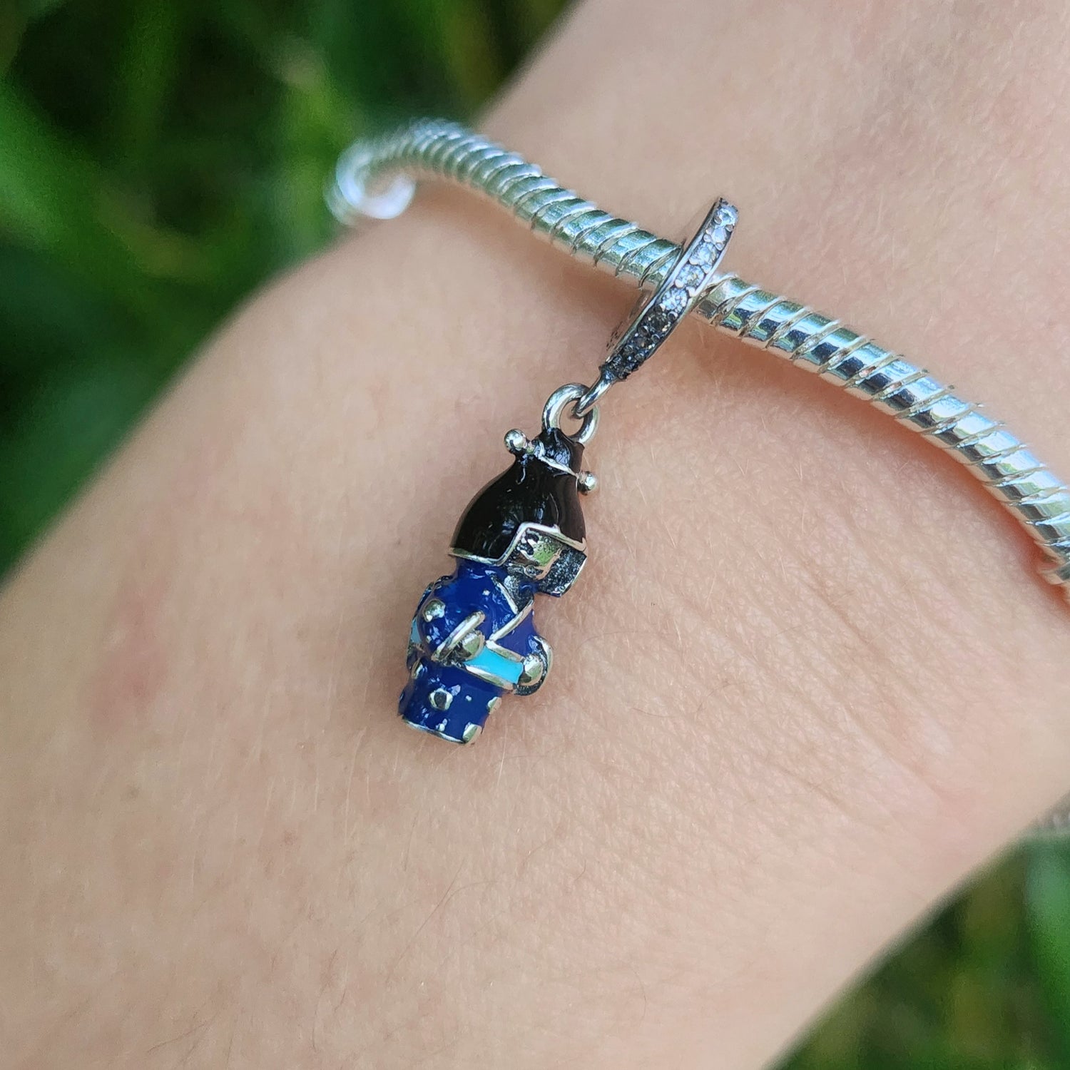 Apportez une touche d'élégance et de culture asiatique à votre collection avec ce magnifique charm représentant une poupée japonaise en kimono bleu. Réalisé en argent sterling S925, ce charm capture la beauté et la délicatesse de la tradition japonaise, avec des détails soignés sur le kimono et la coiffure. Un bijou parfait pour célébrer le Nouvel An chinois ou pour tous les amoureux de l'art et de la culture asiatique. Compatible avec les bracelets Pandora, ce charm unique saura sublimer vos tenues.