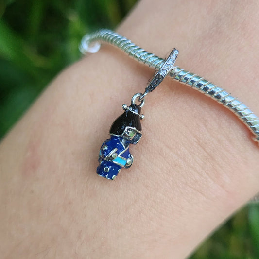 Apportez une touche d'élégance et de culture asiatique à votre collection avec ce magnifique charm représentant une poupée japonaise en kimono bleu. Réalisé en argent sterling S925, ce charm capture la beauté et la délicatesse de la tradition japonaise, avec des détails soignés sur le kimono et la coiffure. Un bijou parfait pour célébrer le Nouvel An chinois ou pour tous les amoureux de l'art et de la culture asiatique. Compatible avec les bracelets Pandora, ce charm unique saura sublimer vos tenues.