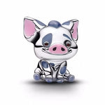 Ajoute une touche adorable à ta collection avec ce charm en argent sterling 925 représentant Pua, le fidèle compagnon de Vaiana, capturé dans une pose tendre et pleine de malice. Son design expressif et détaillé met en valeur la douceur du personnage et apporte une note chaleureuse et ludique à ton bracelet. Un bijou parfait pour les fans d'aventure et d'amitié fidèle.

Caractéristiques :

- Matière : Argent 925.
- Design : Pua détaillé avec finitions brillantes et touches colorées.
- Dimensions : Taille st