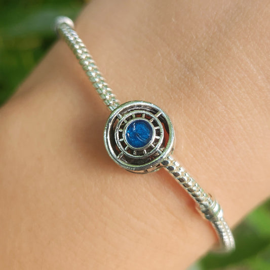 Apportez une touche de technologie et de puissance à votre collection avec ce charm représentant le réacteur d'Iron Man, le cœur énergétique du célèbre super-héros. Fabriqué en argent sterling 925, ce charm de haute qualité est compatible avec tous les bracelets Pandora, assurant une intégration parfaite à votre bijou préféré. Idéal pour les fans d'Iron Man et de l'univers Marvel, ce charm capture l'essence innovante et l'ingéniosité de Tony Stark, ajoutant une note de modernité et de force à votre bracelet