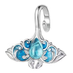 Apporte une touche marine et élégante à ton bracelet avec ce charm raie manta argenté et bleu. Son design en argent 925, rehaussé de détails bleus, évoque la grâce, la liberté et la beauté du monde sous-marin. Un bijou raffiné et original, parfait pour les amoureux de l’océan et des pièces symboliques.

Caractéristiques :

- Matière : Argent 925 avec émail.
- Design : Raie manta argenté et bleu avec finitions soignées.
- Dimensions : Taille délicate et confortable à porter.
- Style : Bijou marin, élégant et