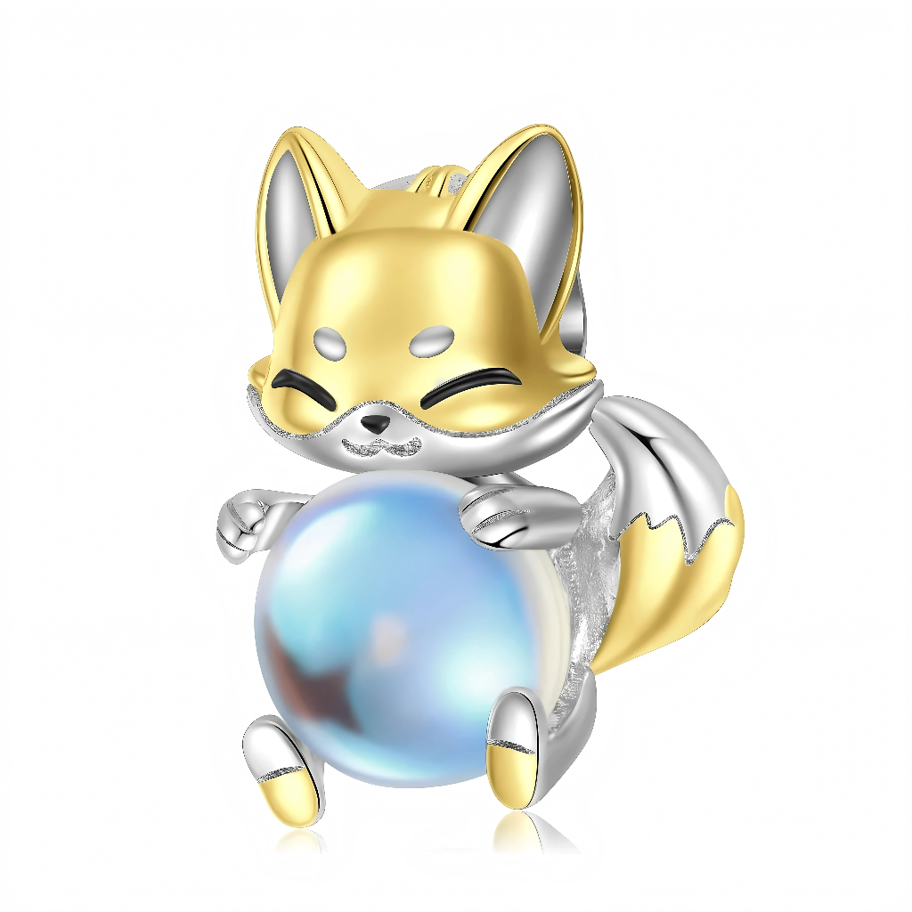 Ce charm en argent 925 représente un petit renard stylisé, dont la tête et la queue sont dorées pour créer un contraste chaleureux avec le corps argenté. Installé en position assise, le renard enlace entre ses pattes une grande perle bleue irisée qui capte la lumière, lui donnant un air à la fois malicieux et protecteur.

Caractéristiques :

-Matière : Argent 925 avec placage doré et perle synthétique bleue irisée.
-Design : Renard attendrissant tenant une grosse perle ronde contre lui.
-Coloris : Argent br