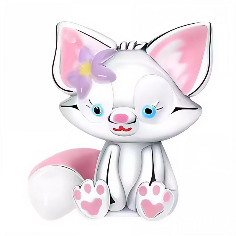 Ce charm félin adorable met en scène un renardeau blanc espiègle aux oreilles roses pointues et yeux bleus pétillants, coiffé d'une fleur violette délicate sur la tête. Son museau rose et sa queue bouffante rose ajoutent tendresse à l'ensemble, avec des pattes roses posées gracieusement. Symbole de malice mignonne et douceur féline, il enchante les bracelets d'une fantaisie féminine irrésistible.

Caractéristiques :

Matière : Argent 925 (S925) avec émail blanc, rose, violet et strass pour les yeux.
Design 