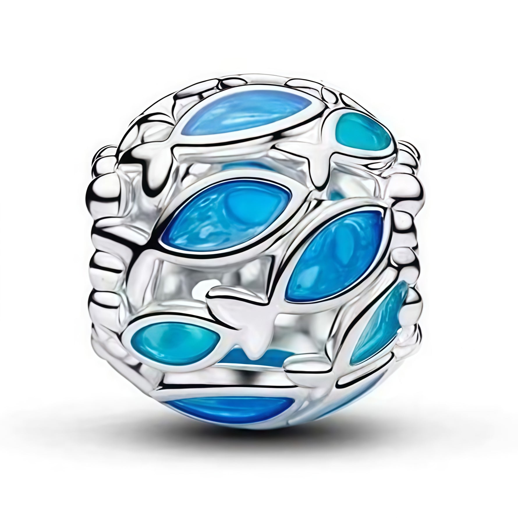 Apporte une touche d’originalité et de douceur à ton bracelet avec ce charm rond argenté décoré de petits poissons bleus. Son design délicat et apaisant évoque l’univers marin, la liberté et la sérénité, tout en ajoutant une note colorée et raffinée à ta collection. Un bijou charmant et facile à porter, parfait pour les amoureux de la mer et des détails symboliques.

Caractéristiques :

-&nbsp;Matière : Argent 925.
-&nbsp;Design : Charm rond argenté avec poissons bleus et finition brillante.
-&nbsp;Dimensio