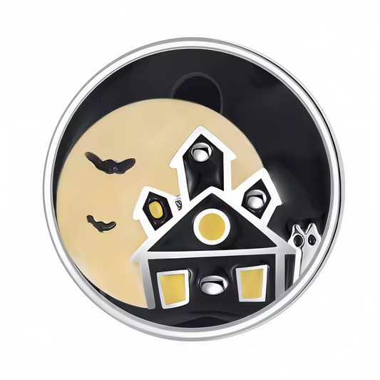 Charm rond représentant une maison avec une chauve-souris, doté d’un effet glow in the dark pour briller dans l’obscurité.

Caractéristiques
– Argent 925
– Effet lumineux dans l’obscurité
– Design détaillé et original pour un style mystérieux et amusant