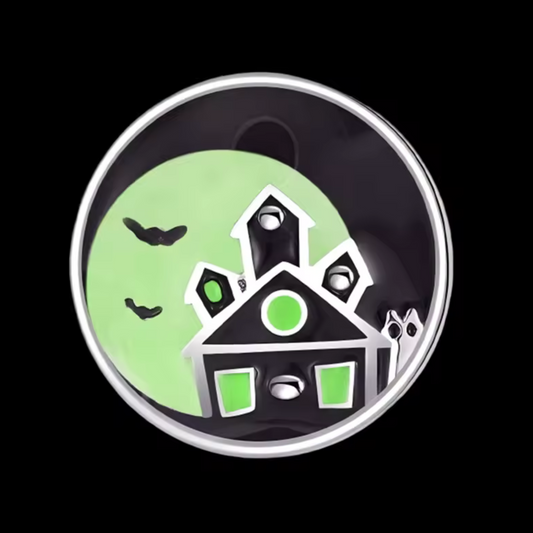 Charm rond représentant une maison avec une chauve-souris, doté d’un effet glow in the dark pour briller dans l’obscurité.

Caractéristiques
– Argent 925
– Effet lumineux dans l’obscurité
– Design détaillé et original pour un style mystérieux et amusant