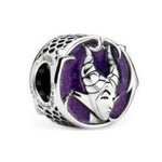 Apporte une touche sombre et élégante à ton bracelet avec ce charm rond Maléfique. Inspiré de l’univers Disney, ce bijou en argent 925 met en valeur la célèbre méchante dans un design rond raffiné, avec des détails en résine et une allure mystérieuse. Un charm original et puissant, parfait pour les fans de Disney Villains et des pièces de caractère.

Caractéristiques :

- Matière : Argent 925 avec détails en résine.
- Design : Charm rond inspiré de Maléfique.
- Dimensions : Taille délicate et confortable à 