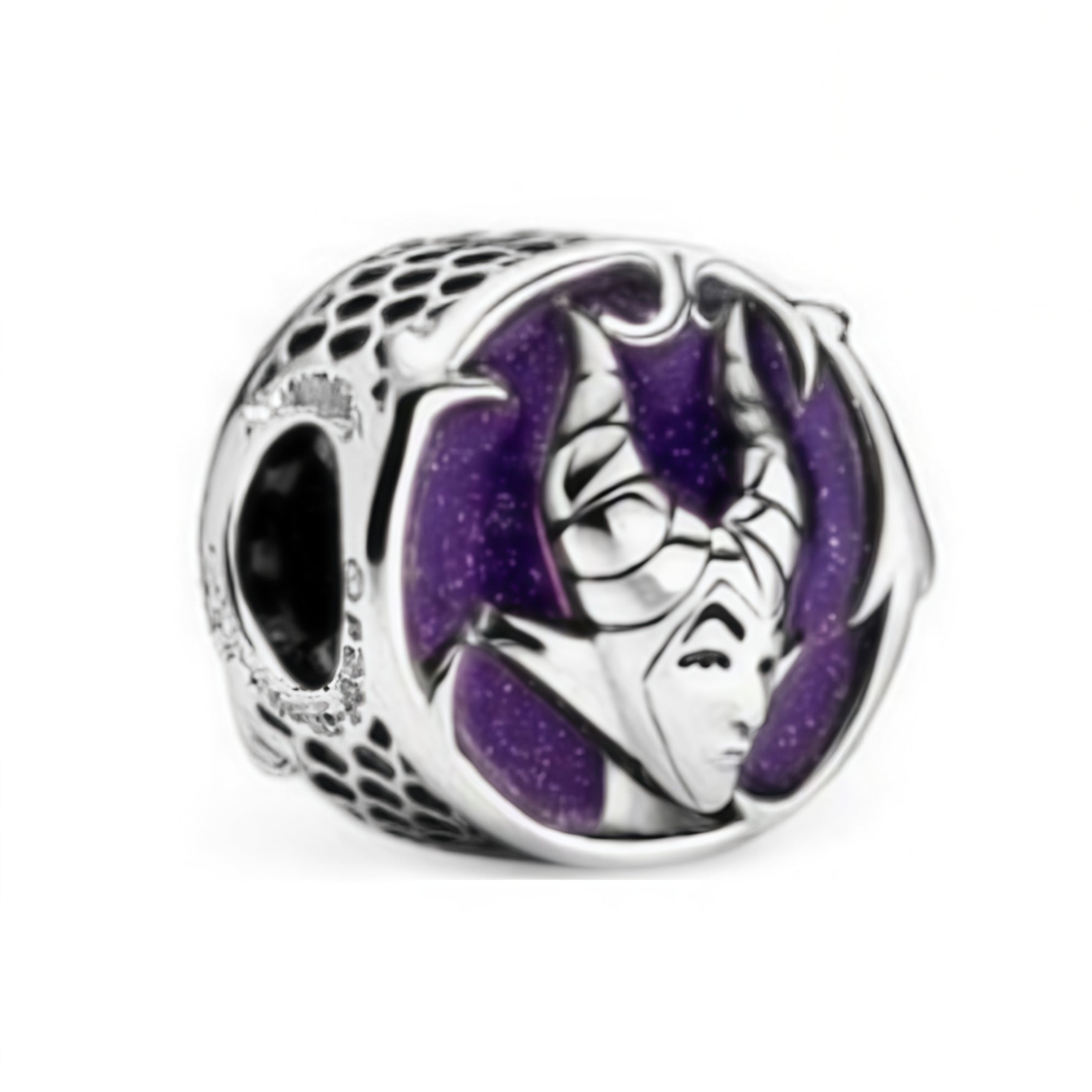 Apporte une touche sombre et élégante à ton bracelet avec ce charm rond Maléfique. Inspiré de l’univers Disney, ce bijou en argent 925 met en valeur la célèbre méchante dans un design rond raffiné, avec des détails en résine et une allure mystérieuse. Un charm original et puissant, parfait pour les fans de Disney Villains et des pièces de caractère.

Caractéristiques :

- Matière : Argent 925 avec détails en résine.
- Design : Charm rond inspiré de Maléfique.
- Dimensions : Taille délicate et confortable à 