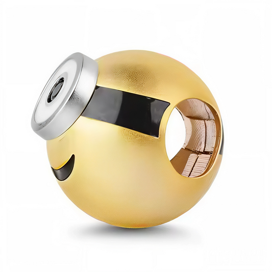Ajoutez une dose de fun à votre collection avec ce charm rond en argent 925 représentant la tête d’un Minion. Avec ses grands yeux derrière ses lunettes iconiques et son sourire malicieux, ce bijou est parfait pour les fans des célèbres petits assistants jaunes.