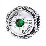 Affichez votre signe astrologique avec charme grâce à ce charm rond dédié aux Gémeaux. Orné d’une pierre verte éclatante au centre, ce bijou en argent 925 allie élégance et symbolisme. Parfait pour personnaliser votre bracelet ou offrir un cadeau unique à un passionné d’astrologie.