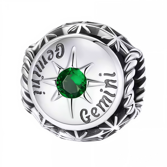 Affichez votre signe astrologique avec charme grâce à ce charm rond dédié aux Gémeaux. Orné d’une pierre verte éclatante au centre, ce bijou en argent 925 allie élégance et symbolisme. Parfait pour personnaliser votre bracelet ou offrir un cadeau unique à un passionné d’astrologie.