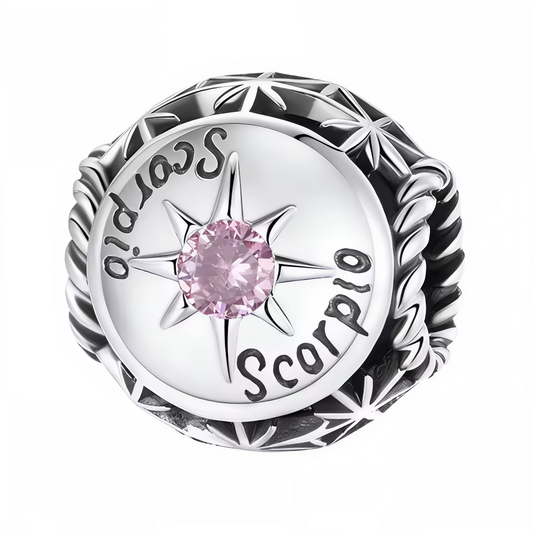 Mettez en avant la passion et le mystère du Scorpion avec ce charm rond orné d’une pierre rose délicate au centre. Fabriqué en argent 925, ce bijou allie élégance et symbolisme, parfait pour personnaliser votre bracelet ou offrir un cadeau unique à un passionné d’astrologie.