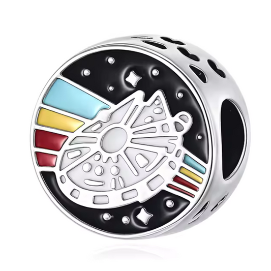 Plongez dans une galaxie lointaine, très lointaine avec ce charm en argent 925, représentant un vaisseau iconique de Star Wars suspendu à l’intérieur d’un cercle élégant. Alliant design épuré et puissance symbolique, cette pièce est un must-have pour tout fan de la saga intergalactique. Ajoutez une touche de force et d’aventure à votre bracelet ou collier avec ce bijou unique.