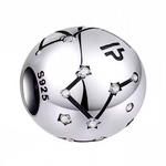 Portez la constellation élégante de la Balance avec ce charm rond en argent 925. Gravé avec précision, ce bijou symbolique capture la beauté des étoiles du signe astrologique, idéal pour personnaliser votre bracelet ou offrir un cadeau unique à un passionné d’astrologie.