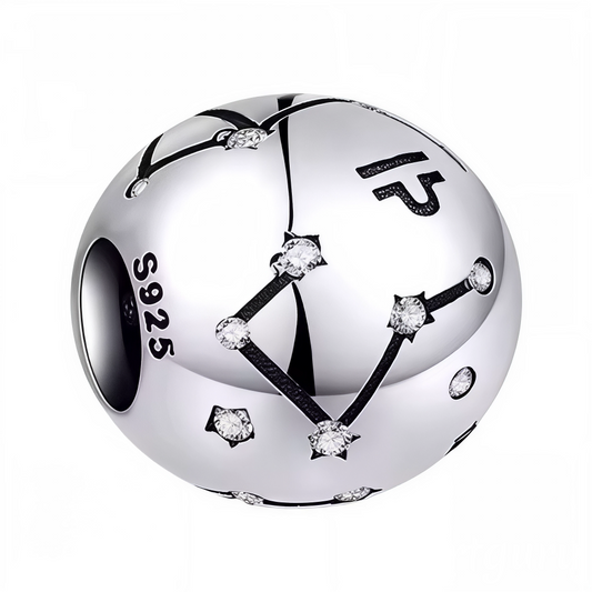 Portez la constellation élégante de la Balance avec ce charm rond en argent 925. Gravé avec précision, ce bijou symbolique capture la beauté des étoiles du signe astrologique, idéal pour personnaliser votre bracelet ou offrir un cadeau unique à un passionné d’astrologie.