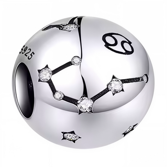 Exprimez la sensibilité et l’intuition du Cancer avec ce charm rond en argent 925, finement gravé de la constellation du signe. Ce bijou élégant et symbolique est parfait pour personnaliser votre bracelet ou offrir un cadeau unique à un passionné d’astrologie.