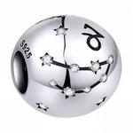 Exprimez la détermination et la sagesse du Capricorne avec ce charm rond en argent 925, délicatement gravé de la constellation du signe. Ce bijou symbolique et élégant est idéal pour personnaliser votre bracelet ou offrir un cadeau unique à un passionné d’astrologie.