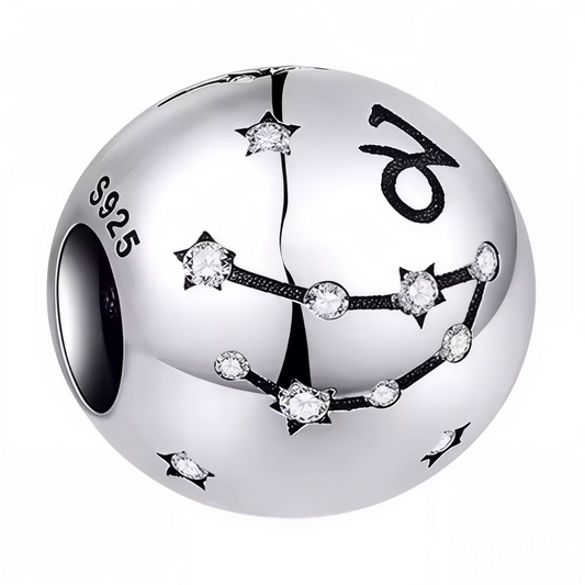 Exprimez la détermination et la sagesse du Capricorne avec ce charm rond en argent 925, délicatement gravé de la constellation du signe. Ce bijou symbolique et élégant est idéal pour personnaliser votre bracelet ou offrir un cadeau unique à un passionné d’astrologie.