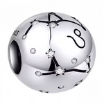 Affichez la force et la noblesse du Lion avec ce charm rond en argent 925, délicatement gravé de la constellation du signe. Ce bijou élégant et symbolique est idéal pour personnaliser votre bracelet ou offrir un cadeau unique à un passionné d’astrologie.